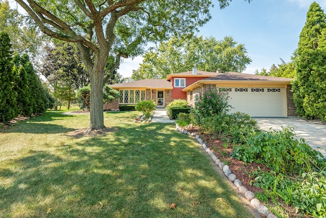 view of front of property featuring a front yard and a garage