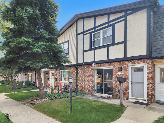 view of front of house with a front lawn