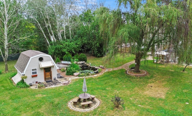 view of yard featuring an outbuilding