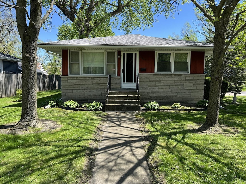 view of front facade featuring a front yard