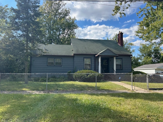 view of front of property featuring a front yard