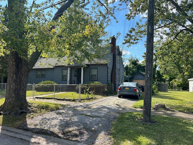 single story home featuring a front yard