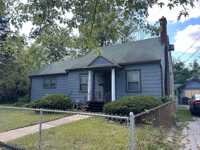 view of front facade featuring a front lawn