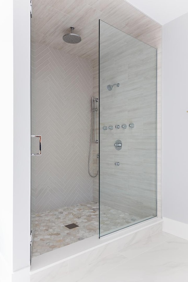 bathroom featuring a tile shower