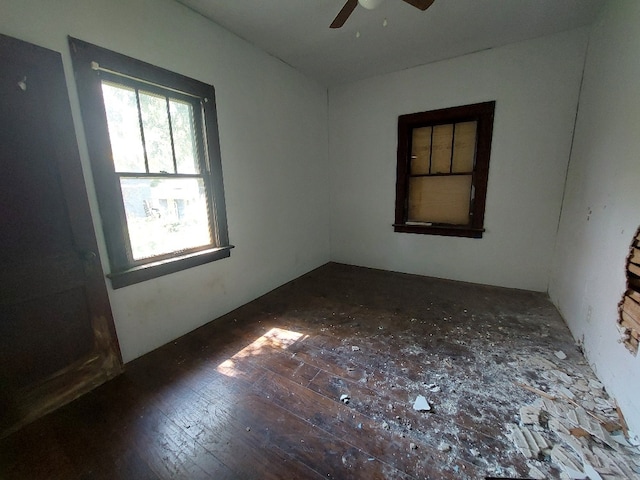 empty room featuring dark hardwood / wood-style floors and ceiling fan