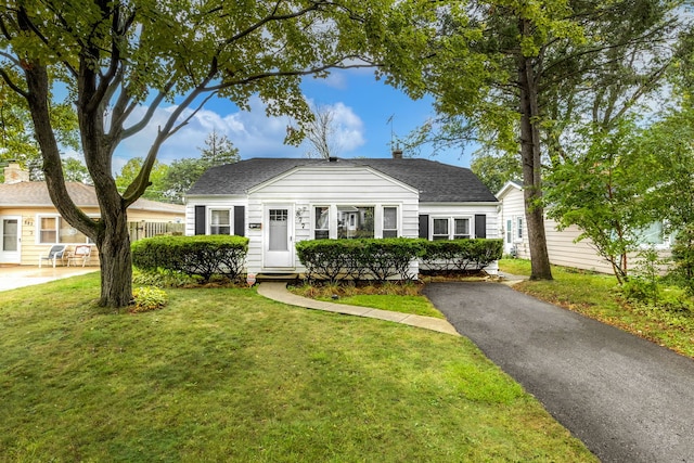 view of front facade with a front yard