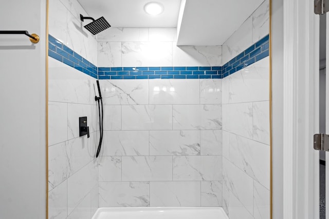 bathroom featuring a tile shower