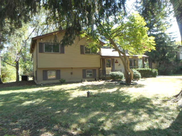 tri-level home featuring a front lawn