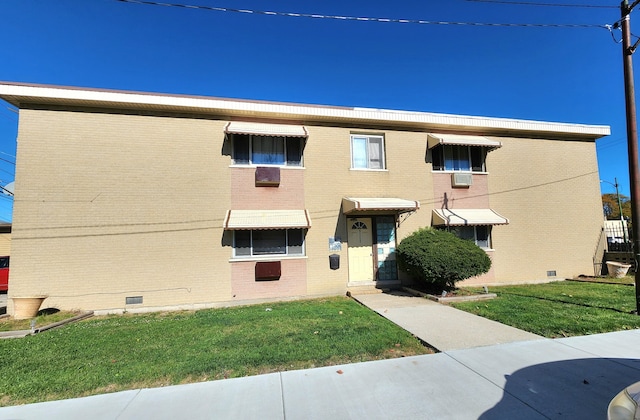 view of front of home featuring a front yard