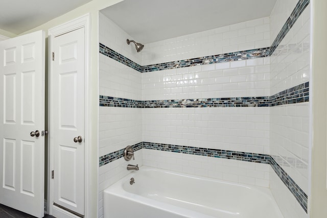 bathroom with tiled shower / bath combo