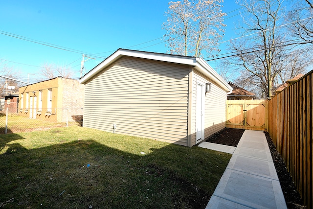 view of side of property featuring a lawn