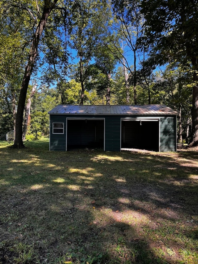 garage featuring a lawn