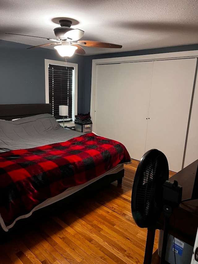 bedroom featuring ceiling fan, a textured ceiling, and hardwood / wood-style floors