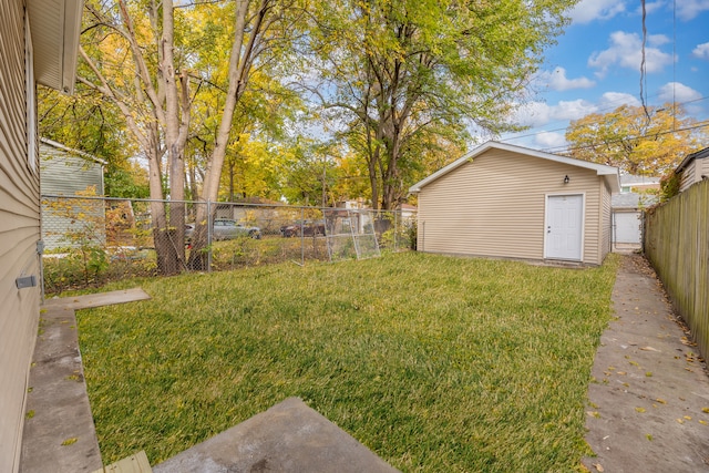 view of yard with an outbuilding