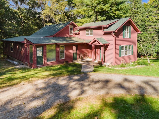 view of front facade with driveway and a front lawn