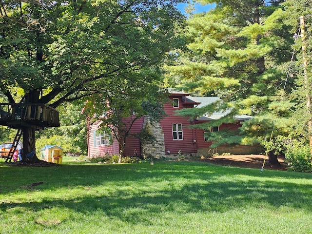 view of yard with a storage unit