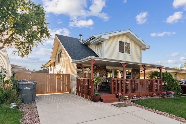 view of front of property featuring a front lawn and a porch