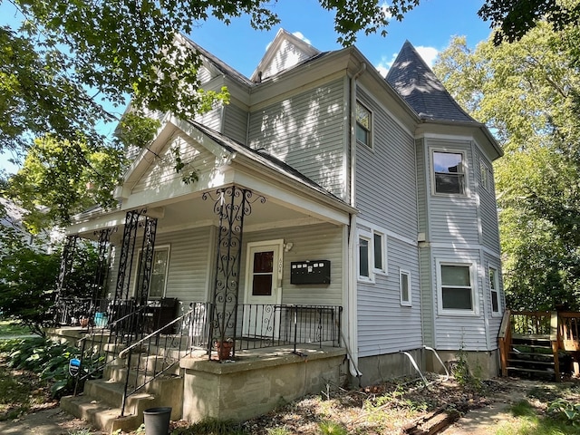 view of front of property featuring covered porch