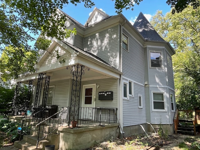 view of front of property featuring a porch