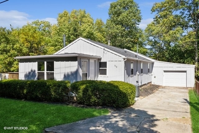 view of front of house with a front lawn