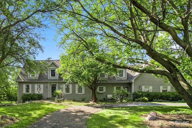 view of front facade with a front lawn