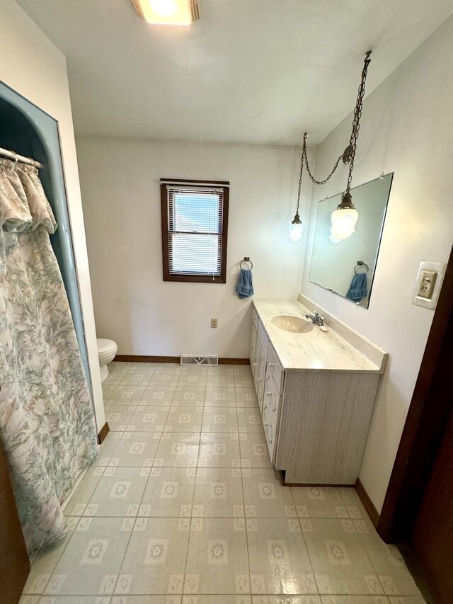full bathroom featuring baseboards, visible vents, toilet, and vanity