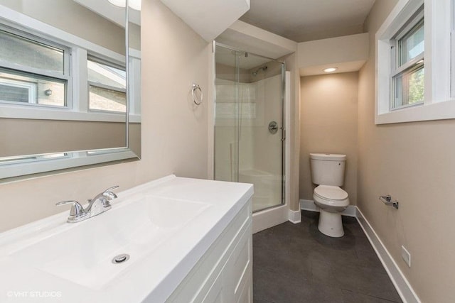 full bathroom featuring baseboards, toilet, a stall shower, and vanity