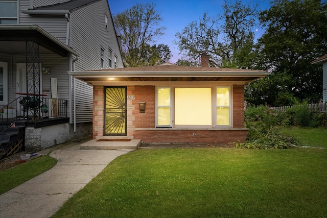 view of front facade with a yard