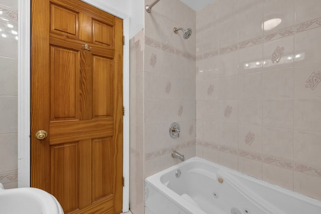 bathroom featuring tiled shower / bath