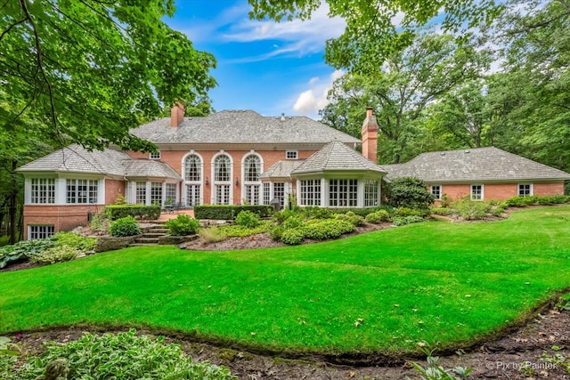 view of front of property featuring a front yard