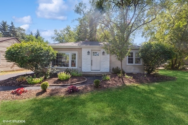 single story home featuring a front yard