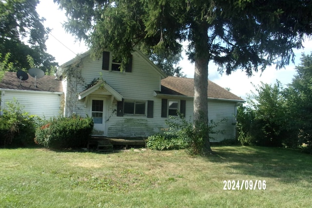 view of front facade with a front yard