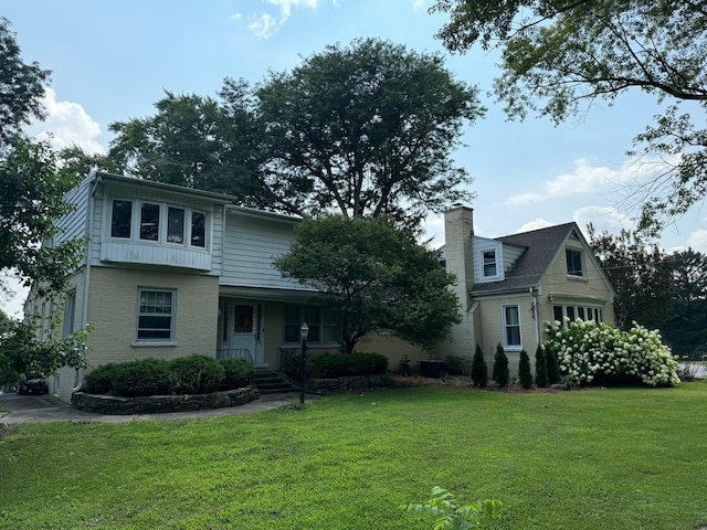 view of front property featuring a front lawn