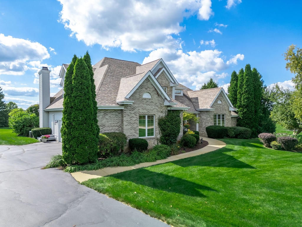 view of front of home with a front lawn