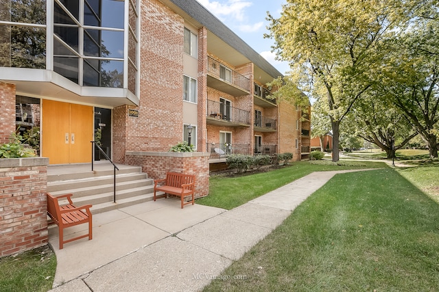 view of community featuring a lawn