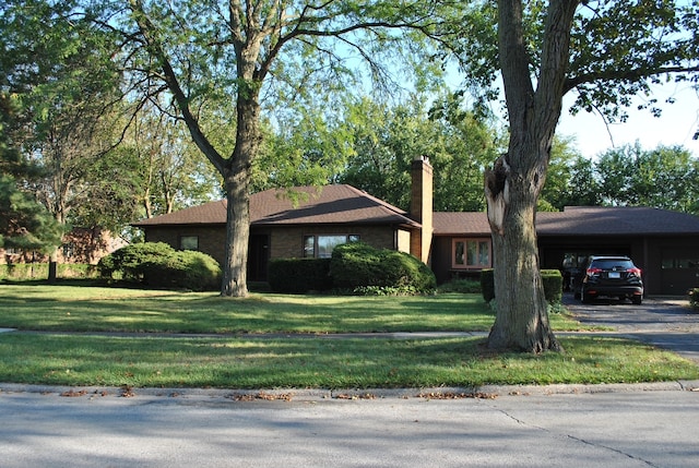 view of front of property featuring a front lawn