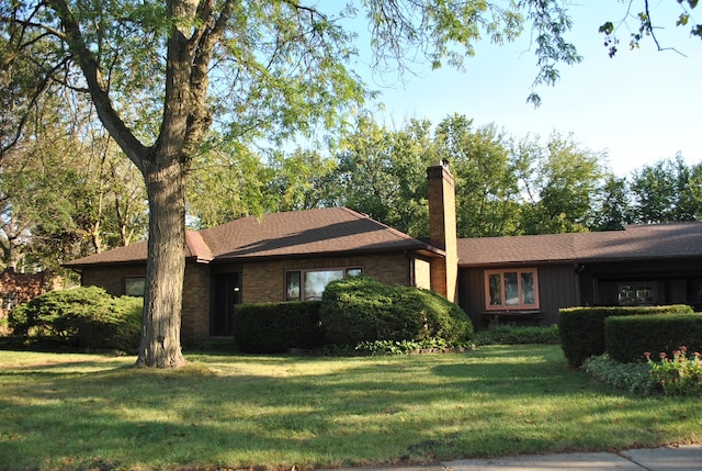 single story home with a front lawn