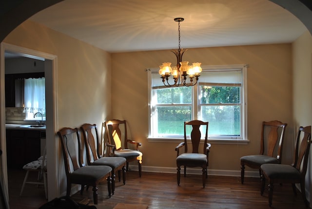 sitting room featuring an inviting chandelier, dark hardwood / wood-style floors, and sink