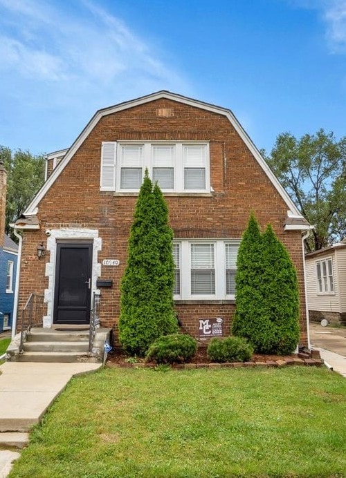 view of front facade featuring a front lawn