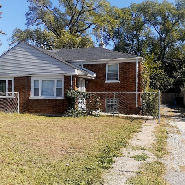 view of front facade with a front lawn