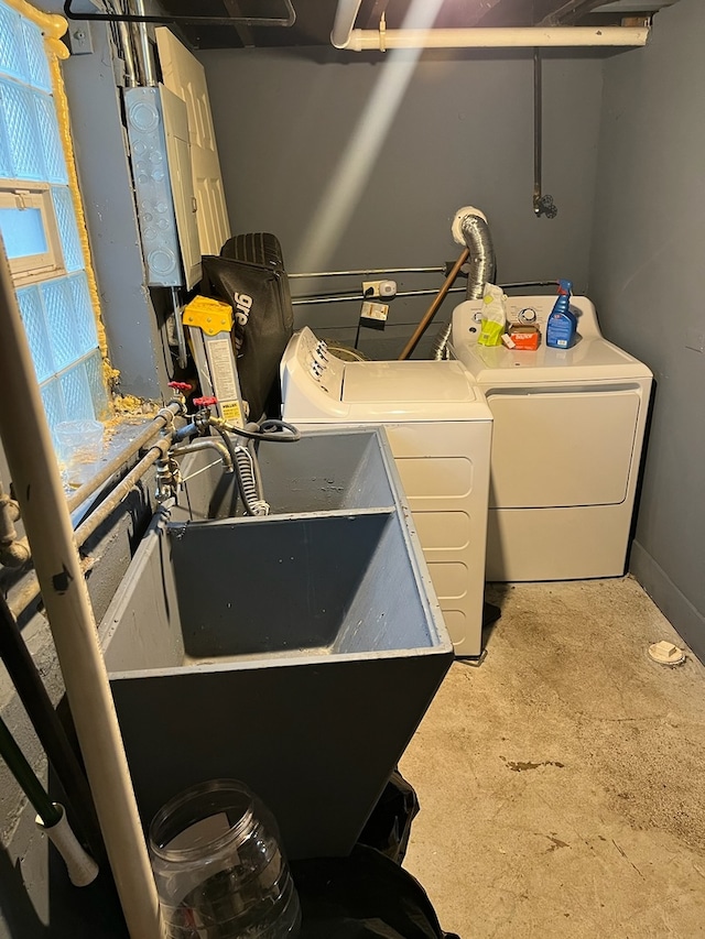 laundry area with sink and independent washer and dryer