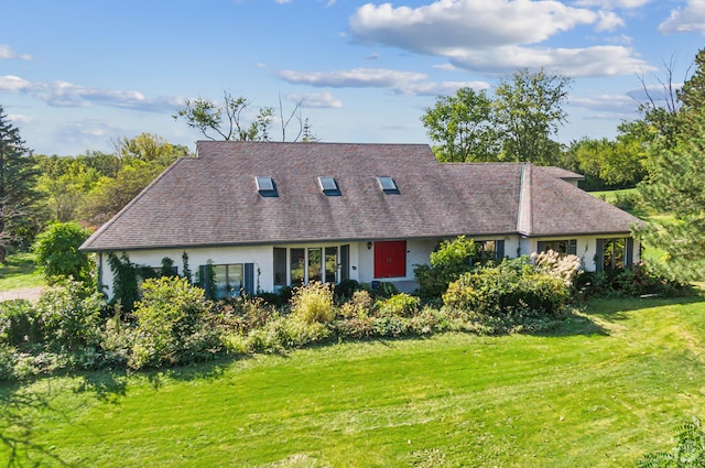 view of front of home featuring a front lawn