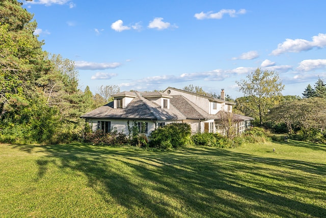 view of front facade featuring a front yard