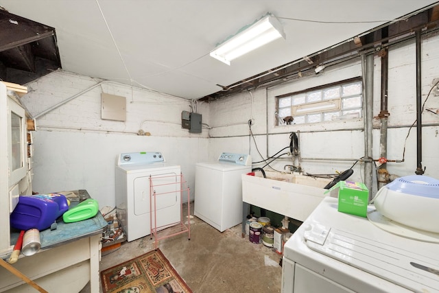 laundry room featuring washer and clothes dryer and sink