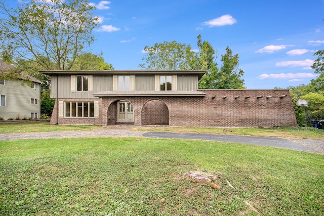 view of front of property with a front yard