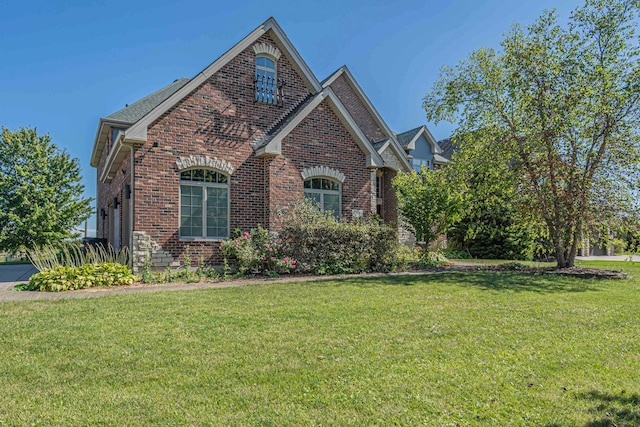 view of front of home featuring a front lawn