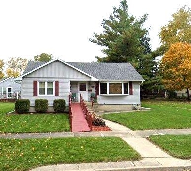 view of front of property with a front yard