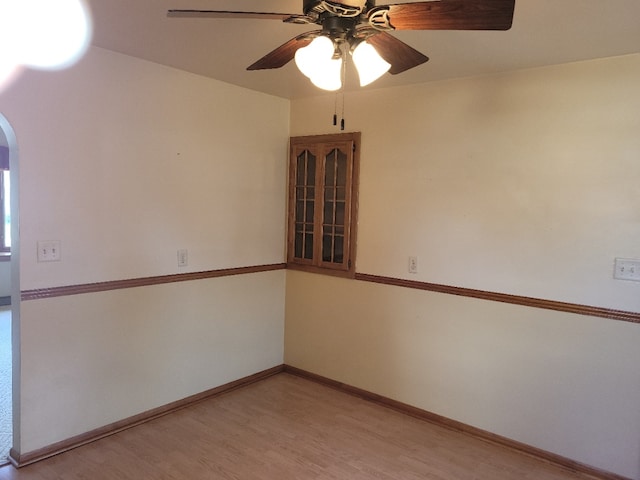 empty room featuring light wood-type flooring and ceiling fan