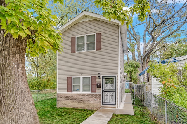 view of front facade featuring a front yard