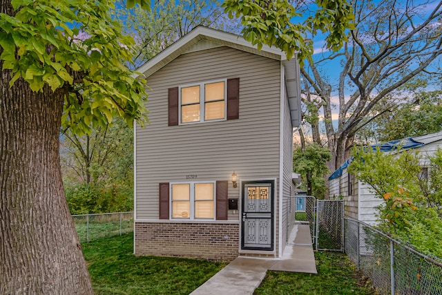 view of front of home featuring a lawn